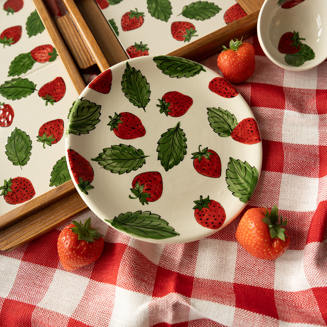 Strawberry Plate (19cm)